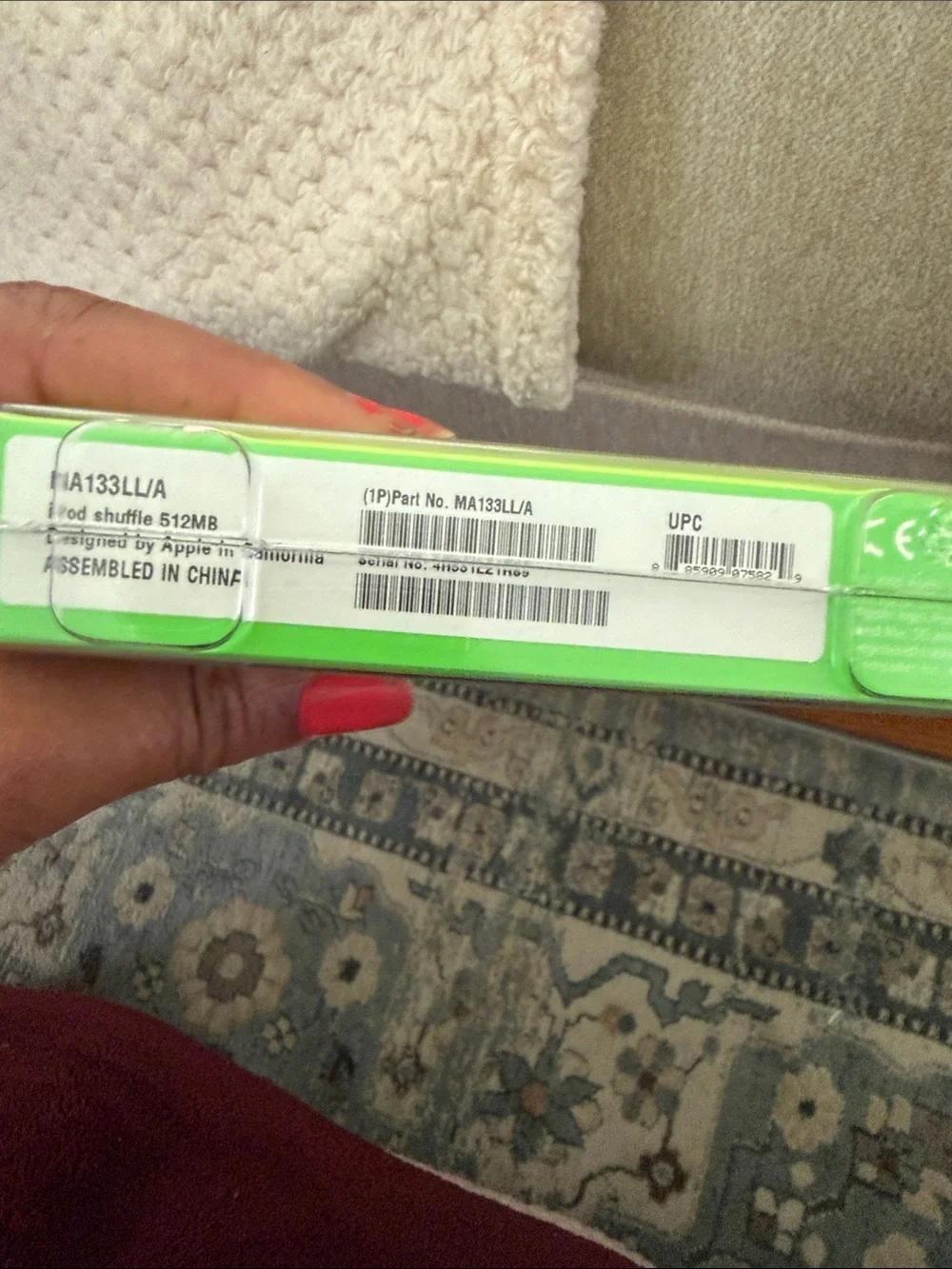 Apple White iPod Shuffle with Lime Green Display Packaging